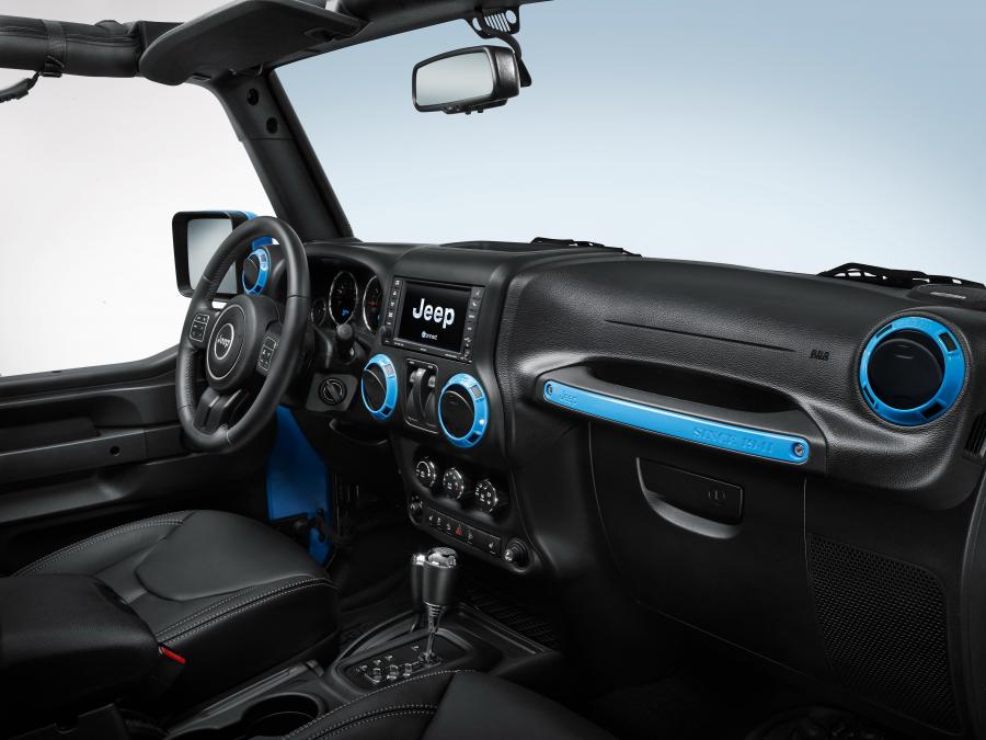 Интерьер Jeep Wrangler Rubicon MoparONE Pack 2016 года  (фото 9 из 32)